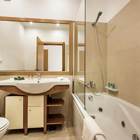 Beautiful Two Bedroom With Roof Terrace Apartment *