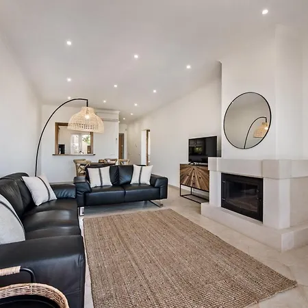 Beautiful Two Bedroom With Roof Terrace