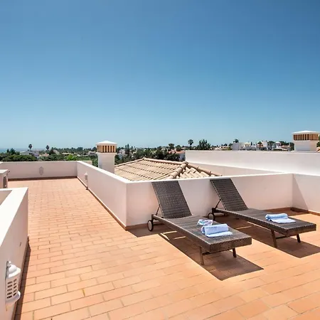 Beautiful Two Bedroom With Roof Terrace Apartment *